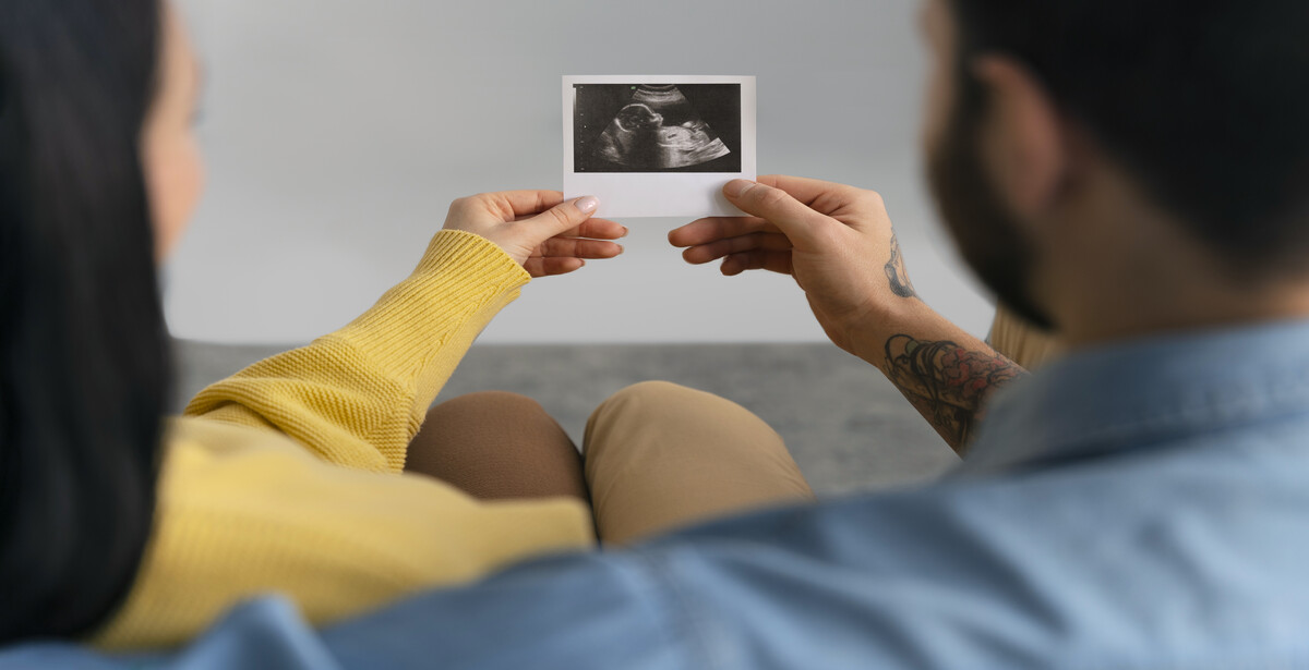 Pregnancy week 4 symptoms, foods, things to avoid and more.